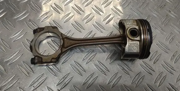 Toyota Yaris Piston with connecting rod 47020