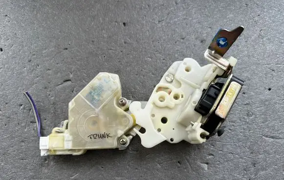 Nissan Terrano Tailgate lock latch 8055301U6A