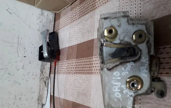Ford Scorpio Front door lock