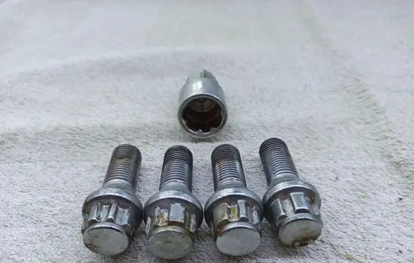 Volvo XC90 Anti-theft wheel nuts and lock 