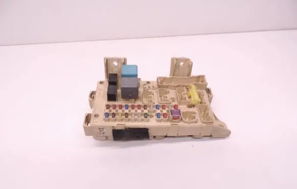 Toyota Avensis Verso Fuse module 8922144040 D233
