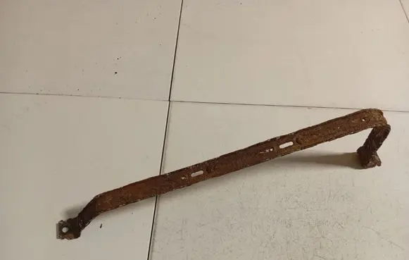 Volkswagen PASSAT B6 Fuel tank mounting bracket