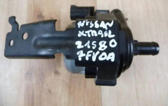 Nissan X-Trail T32 Water pump 215807FV0A