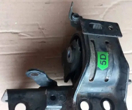 Toyota Corolla Verso E121 Engine mount bracket