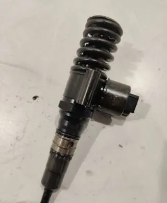 Volkswagen Golf V Fuel injector 03G130073G
