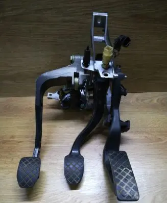 Volkswagen PASSAT B5 Pedal assembly 8D1721117E