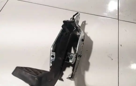 Opel Astra H Clutch pedal 