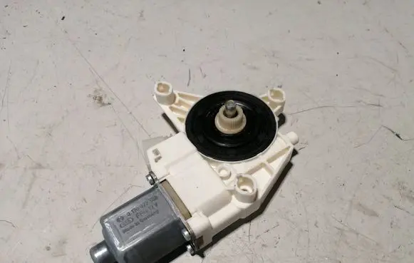 Mercedes-Benz C W204 Front door window regulator motor A2048200142