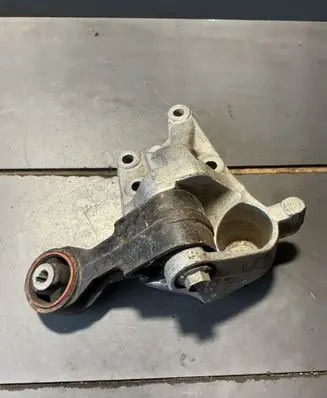 Peugeot 407 Engine mounting bracket 96451611