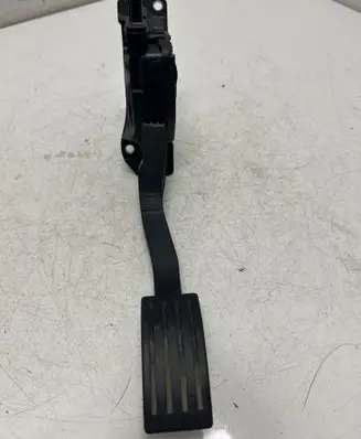 Accelerator throttle pedal