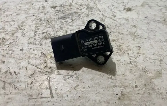 Volkswagen Golf V Air pressure sensor 038906051B 0281002399