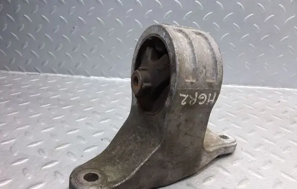 Mitsubishi Grandis Engine mount bracket