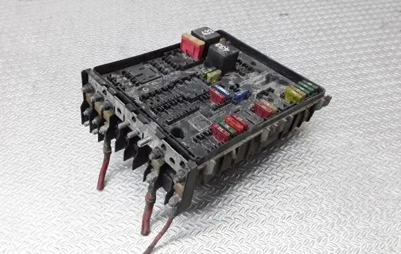 Volkswagen Touran I Fuse module 1K0937124H