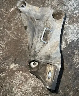 BMW 5 E39 Engine mounting bracket 6750441
