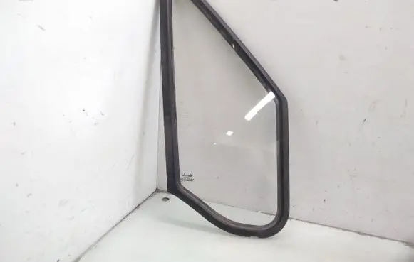Mitsubishi L200 Front door vent window glass four-door 43R000980