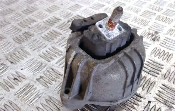 BMW 1 E81 E87 Engine mount bracket