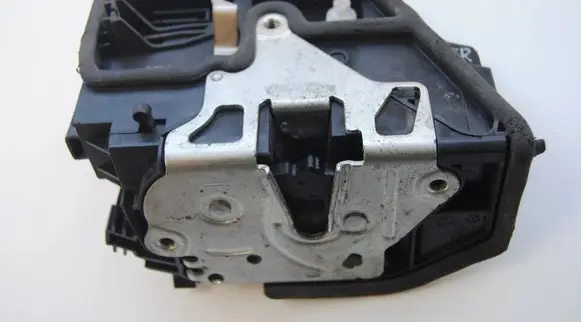 Toyota RAV 4 (XA20) Rear door lock 7167076