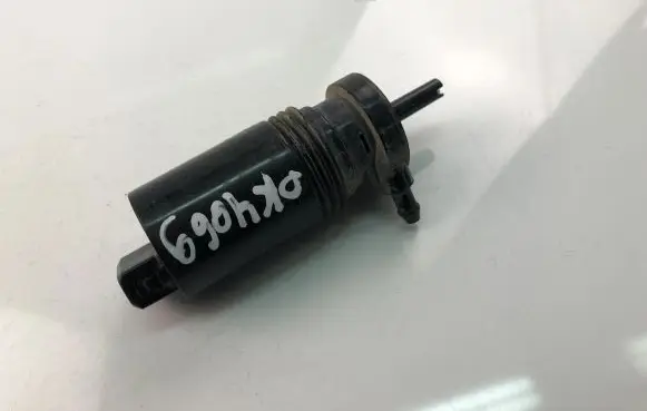 Volvo V70 Windscreen/windshield washer pump 1013229