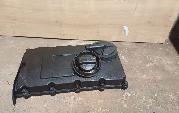 Volkswagen Golf V Rocker cam cover 03G103475