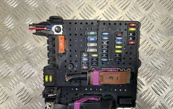 Volvo XC90 Fuse module 30728512 28017881