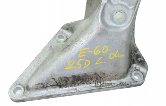 BMW 5 E60 E61 Engine mounting bracket 6761149