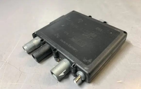 BMW X5 E53 Antenna control unit 8377656 65258377656 17676