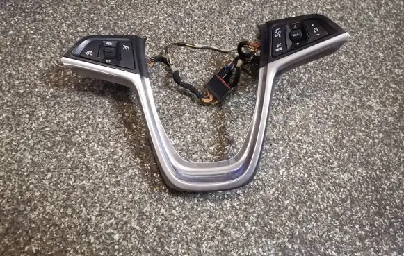 Opel Insignia A Steering wheel buttons/switches 