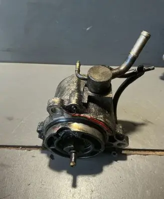 Mazda 6 Vacuum pump X2T58172