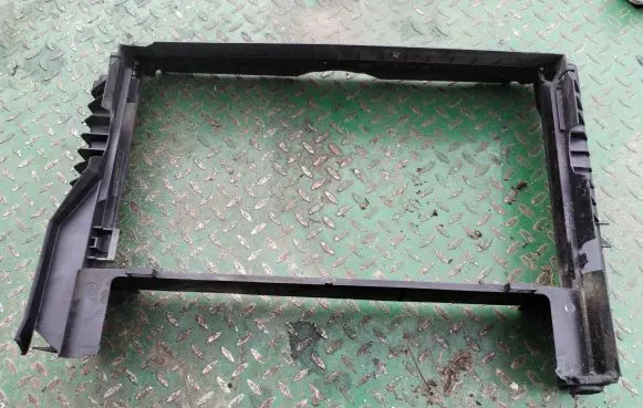 BMW 5 E60 E61 Radiator trim 17117787443 C2658 B9652
