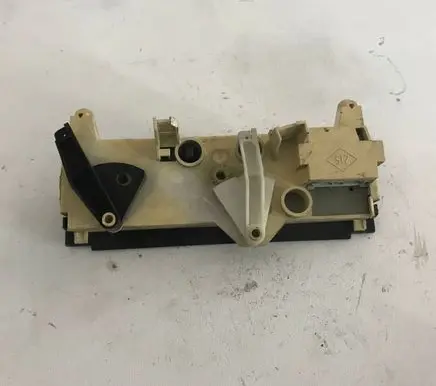 Renault Clio II Central console control unit 1212123