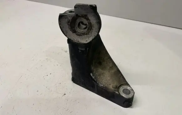 Subaru Outback Engine mounting bracket