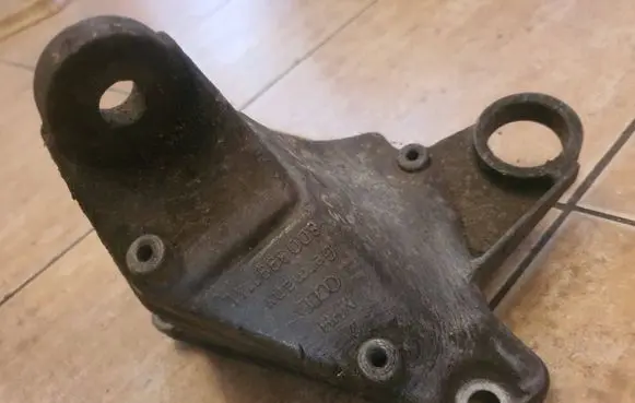 Engine mounting bracket