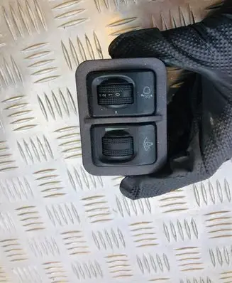 Hyundai Trajet Headlight level height control switch 612U00050