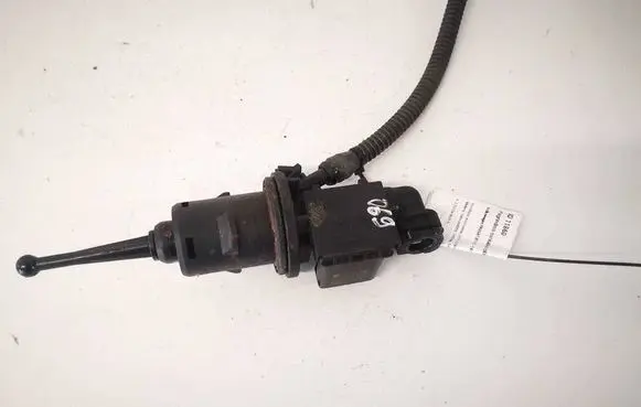 Volkswagen PASSAT B6 Clutch master cylinder 3C0721388B