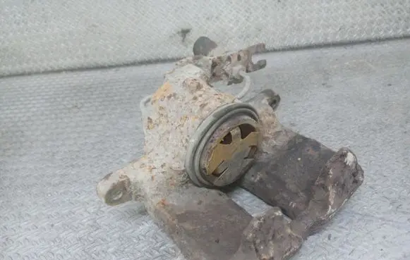 Volkswagen PASSAT B5 Front brake caliper
