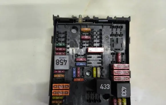 Volkswagen Touran I Fuse module 1K0937124K 1197 014189861