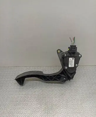 Accelerator throttle pedal
