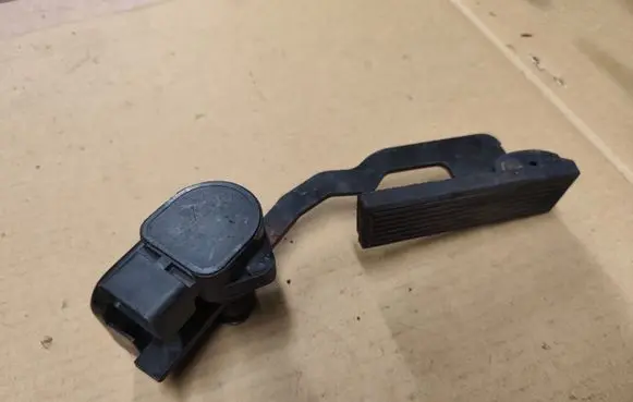 Accelerator throttle pedal