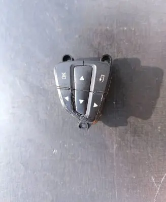 Steering wheel buttons/switches