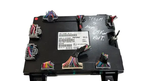 Tesla Model S Comfort/convenience module 101090700D 30023706 P0747008F
