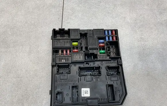 Nissan X-Trail T32 Fuse module 284B74CE0A