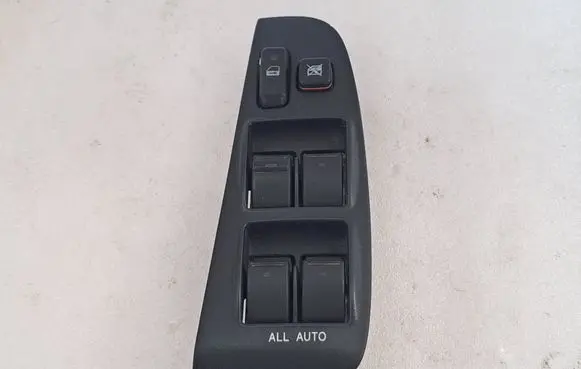 Toyota Avensis T250 Electric window control switch 8482005100