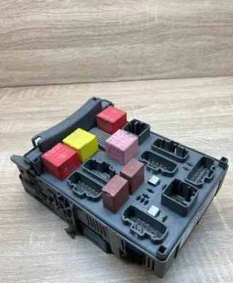 Renault Espace III Fuse module 8200316854 820004201E