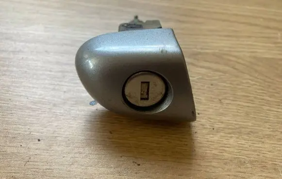 BMW 3 E46 Coupe door lock (next to the handle) 8253474