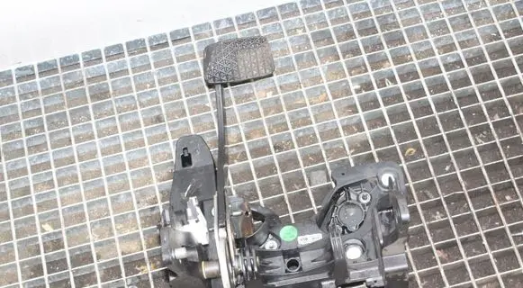 Chevrolet Orlando Brake pedal 13252203