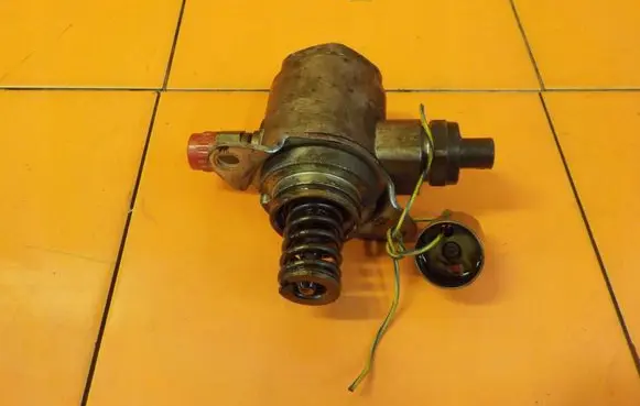 Audi A4 S4 B8 8K Fuel injection high pressure pump 06J127025C