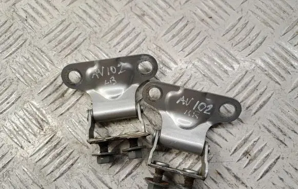 Toyota Avensis T250 Tailgate/trunk/boot hinge 6881005020