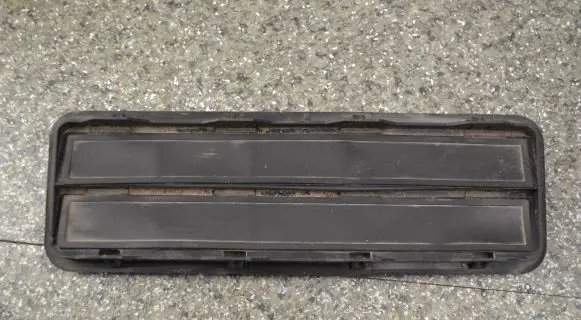 BMW 5 E34 Quarter panel pressure vent 64221946028