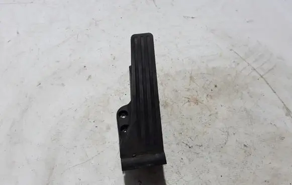Accelerator throttle pedal
