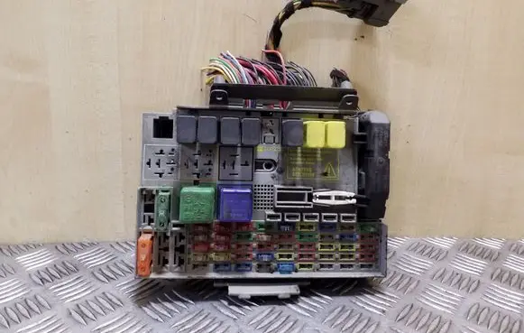Opel Zafira A Fuse module 24412497